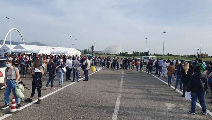 Covid, caos vaccini alla Vela di Calatrava. Operatori sanitari: "Ci hanno comunicato di andare senza appuntamento"