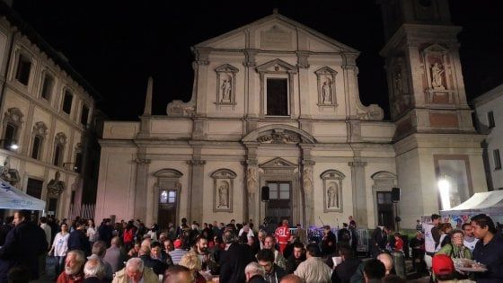 A Milano la "Notte dei senza dimora", cittadini e scrittori hanno dormito con i clochard