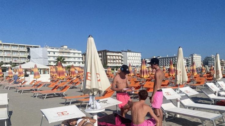 Balneari, la mini serrata del Papeete, il lido che frequentava Salvini. “Meloni mantenga le promesse”