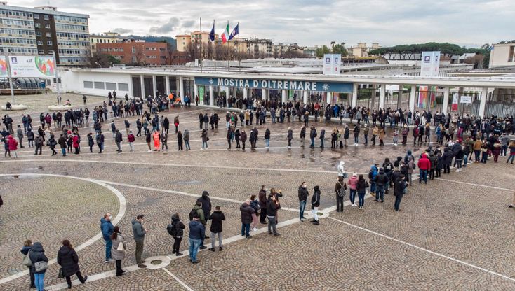 Covid, migliaia in fila per il vaccino a Napoli