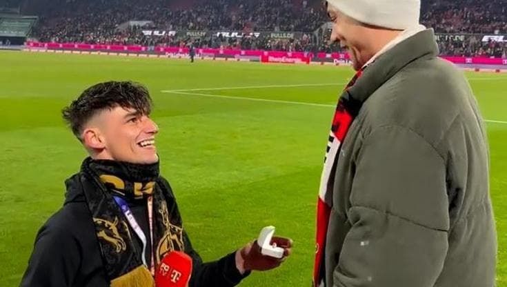 Colonia, l'arbitro Pascal Kaiser chiede al compagno Moritz di sposarlo: la proposta a bordo campo