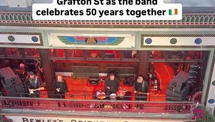 50 anni di U2: Bono canta a sorpresa "One" in coro con il pubblico in un caffè di Dublino
