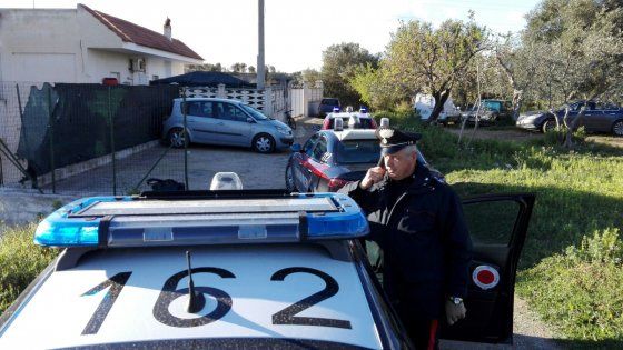 Bari, trentenne ucciso nel giardino di casa dopo una lite per motivi passionali: caccia all'assassino