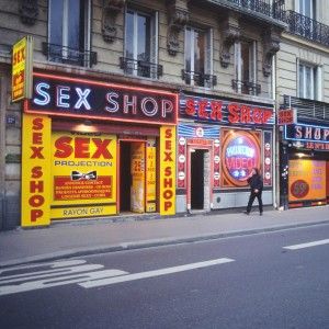 Parigi, Pigalle addio: si spengono le luci rosse che ispirarono Manet