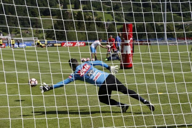 Allenamento per il Napoli a Dimaro con lo sparapalloni