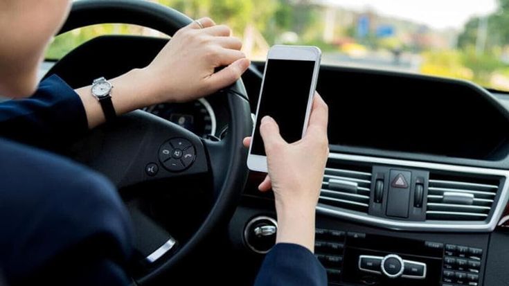 Multare chi è al volante con lo smartphone grazie all’Intelligenza artificiale? Milano pensa a importare il “radar australiano”