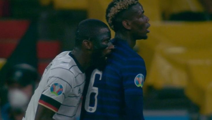 Rudiger, morso sulla schiena a Pogba durante Francia-Germania