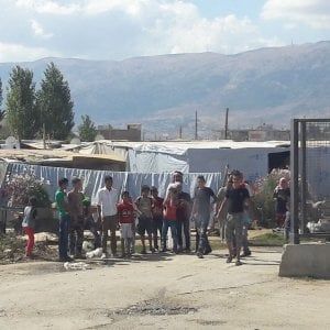 Libano, le 'donne in bicicletta' arrivano nel campo profughi di Mansoura