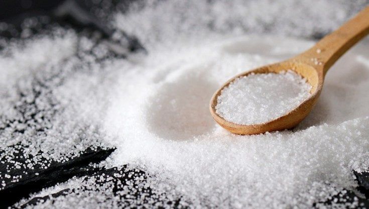 Sale: usiamone meno. O no? Il dilemma è in tavola
