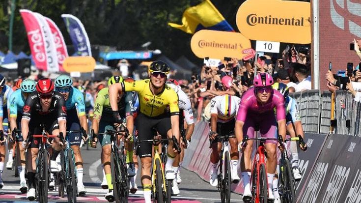 Giro d’Italia, Kooij batte Milan nello sprint a Napoli. Pogacar fa anche il ‘gregario’ e resta in rosa