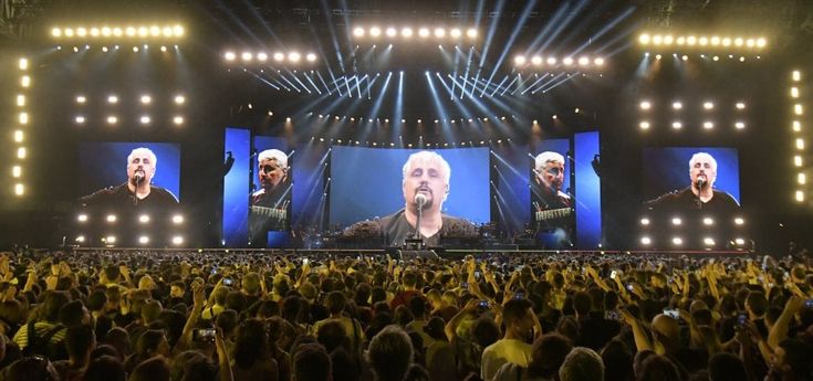 'Pino è', il concerto degli amici. L'emozione allo stadio San Paolo
