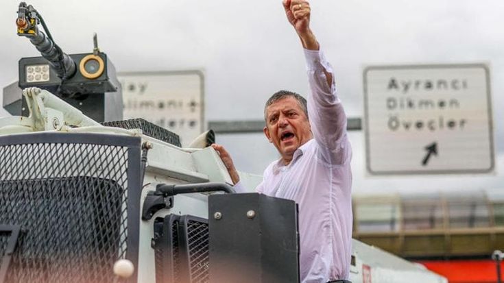 Turchia, sotto i lacrimogeni l’opposizione trova una stella: Özgür Özel guida la sfida a Erdogan