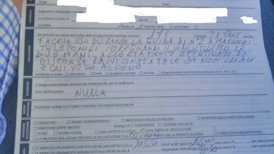 Bari, automobilista sorpreso alla guida con due cellulari: con uno parlava, con l'altro chattava