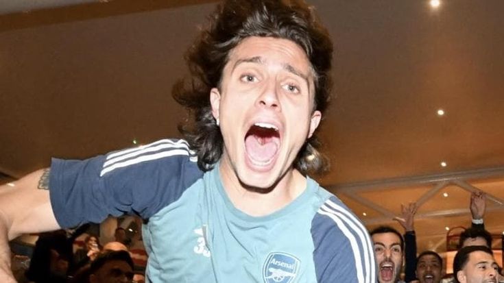 Riccardo Calafiori, re della Premier: titolo con l’Arsenal e icona di stile. E cita il suo Bologna