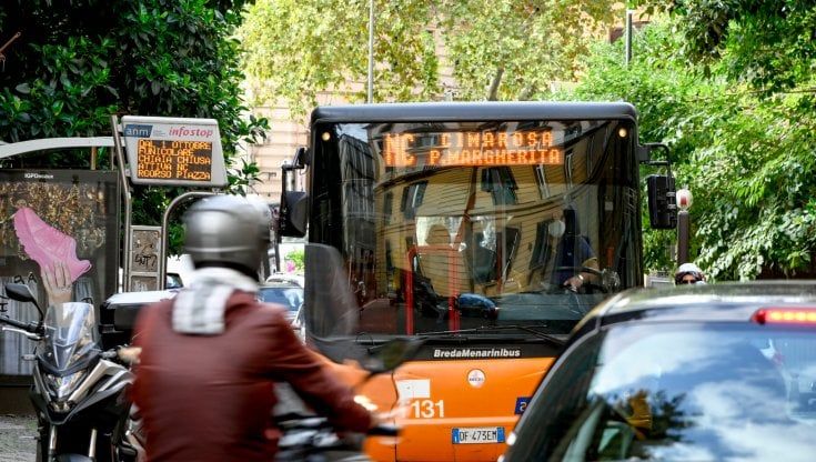 Napoli: funicolare di Chiaia chiusa, bus in slalom tra auto in sosta selvaggia e buche