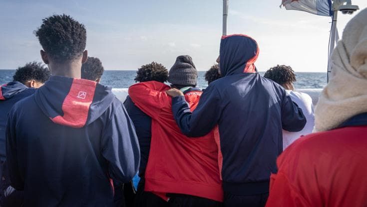 Napoli, sbarcano 171 persone dalla nave di Emergency, di cui 28 donne e 68 minori