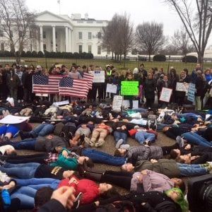 Strage Florida, Trump apre sulla stretta alle armi: "Migliorare controlli su chi le acquista". In centinaia manifestano davanti alla Casa Bianca