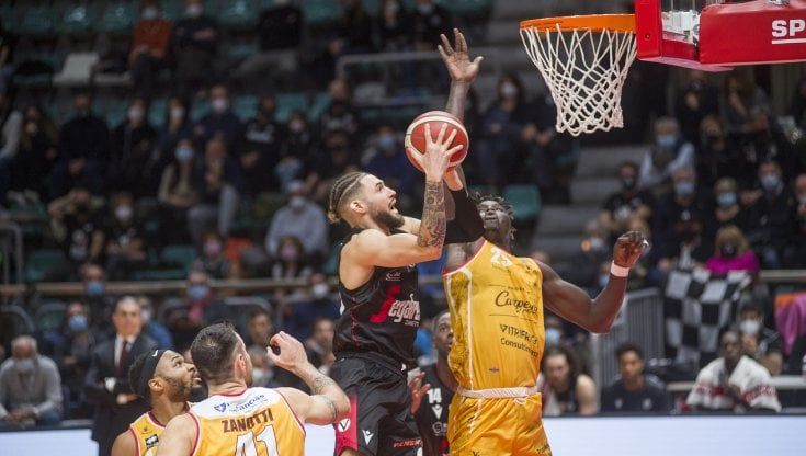 La Virtus si rimette in ordine. Batte Pesaro e aspetta Valencia 