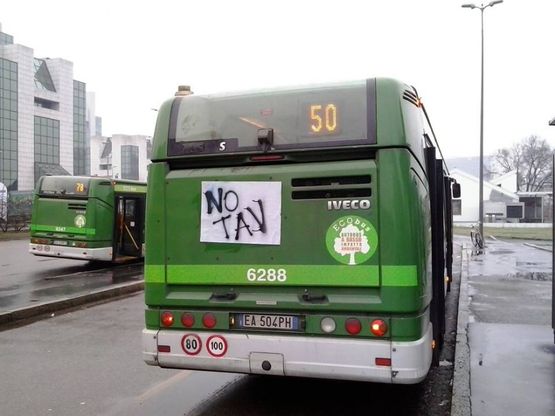 Milano, i cartelli dei No Tav su bus e cavalcavia