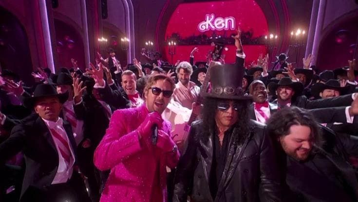 Ryan Gosling canta "I'm Just Ken" agli Oscar 2024 con alla chitarra Slash e scatena la platea