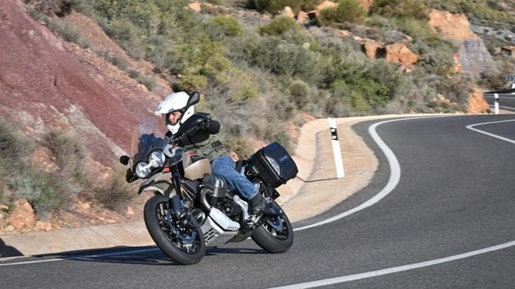 Moto Guzzi V85, tre in una: la moto per la strada, gli sterrati e i viaggi. Ecco la nostra prova
