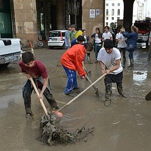 Studenti, immigrati rugbisti e calciatori: gli angeli del fango nella citt&agrave; sott'acqua