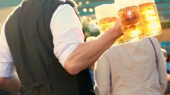 Bar difende il suo cameriere nero: "Non volete essere serviti da lui? Potete andarvene"