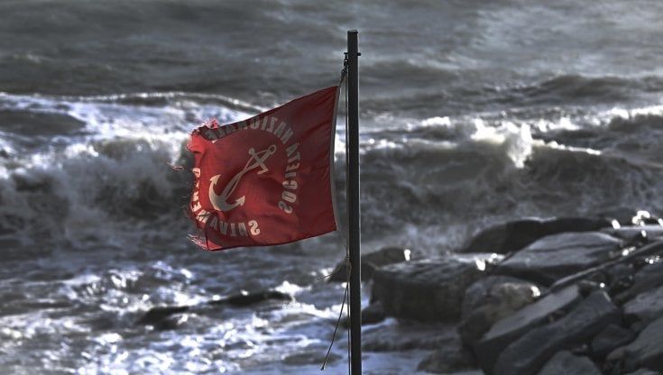 Liguria, la mareggiata flagella le spiagge: danni a passeggiate, stabilimenti balneari e colture di pesci