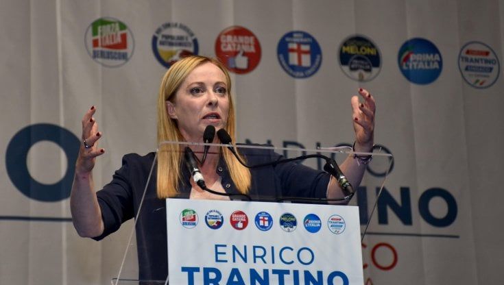 Meloni all'attacco sulla Rai: "Libererò la cultura dal potere intollerante della sinistra". Polemiche per la diretta RaiNews del comizio