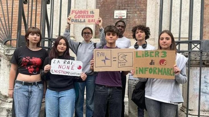 Le mani sulle news. Dalla Rai ai giornali, la strategia della destra che punta al pensiero unico
