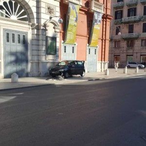 Bari, 75enne alla guida si schianta contro le barriere del Petruzzelli e le distrugge