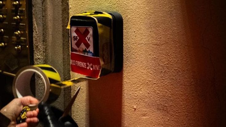 Dopo Firenze, blitz anti affitti brevi in mezza Italia: nastro adesivo su centinaia di keybox