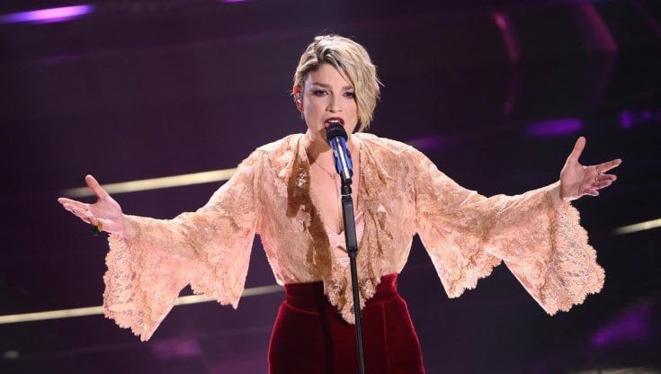 Sanremo 2022. Emma: "Basta body shaming. Ragazze, siate orgogliose del vostro corpo" 