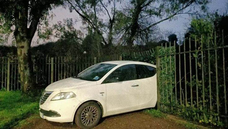 Centocelle, giallo nel parco di via delle Palme. Un'auto entra nell'area verde e sfonda l'inferriata