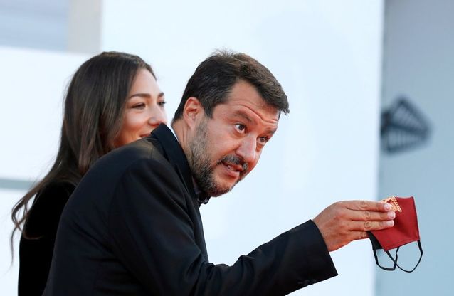 Venezia 77, il tappeto rosso delle polemiche: arriva Matteo Salvini con fidanzata (e mascherina)