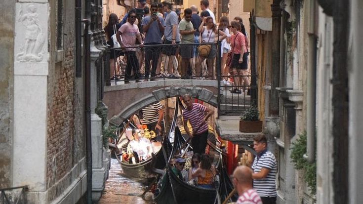 Venezia si difende dai turisti: comitive con 25 persone al massimo, vietati i megafoni