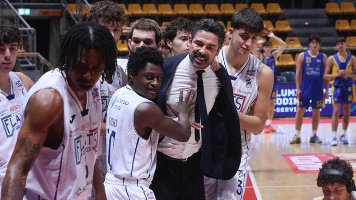Alessandro Gassmann, 10 minuti in panchina con la Fortitudo: è il coach nel film “Campioni”