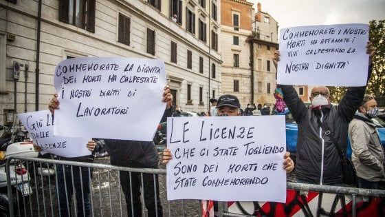 "Così calpestate la nostra dignità", la protesta degli urtisti al Ghetto di Roma. Contestata la sindaca Raggi 