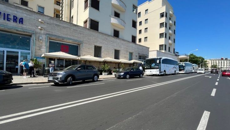 Bari, sosta selvaggia sulla pista ciclabile del lungomare: "Diventa pericolosa a causa dell'inciviltà"