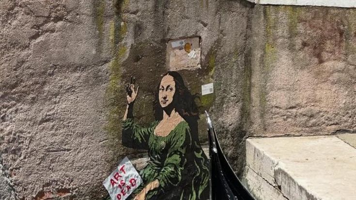 Biennale, TvBoy “annega” la Monna Lisa a Venezia: “L'arte è morta”