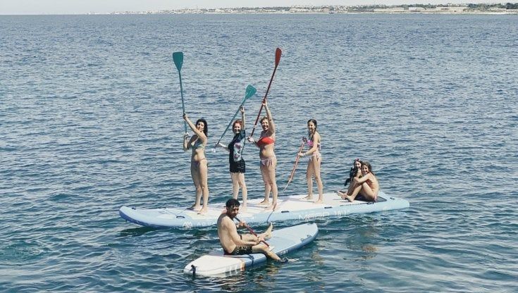 L'aperitivo? Si fa sul sup: a Giovinazzo Opa Opa promuove il turismo sul mare. E con i sub si va a pulire i fondali