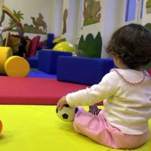 Bimbi dimenticati in auto: l'idea semplice e geniale di una mamma per scongiurare le tragedie