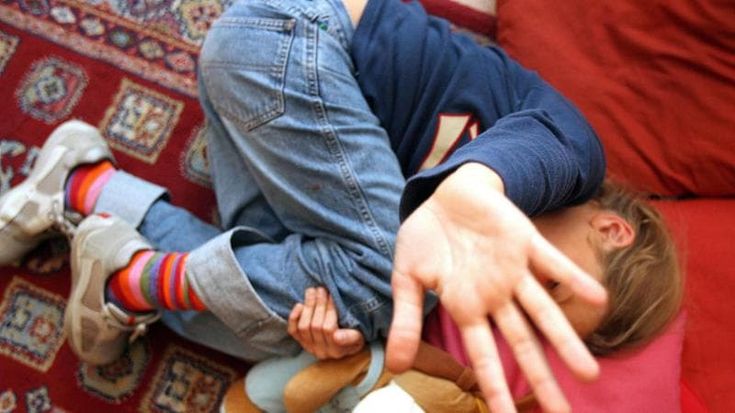 Controllava i cinque figli e li picchiava, padre a processo: Lavorate in nero o si alza l’Isee”