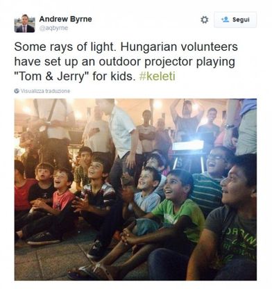 Budapest, i bambini rifugiati alla stazione guardano "Tom&Jerry" 