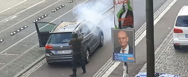 Germania, tenta assalto a sinagoga ma resta chiuso fuori: killer uccide due passanti e filma tutto: "Ebrei radice di tutti i problemi"