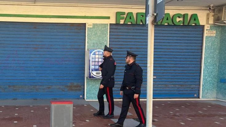 Torvaianica, rapinano la farmacia e minacciano i carabinieri con il coltello: arrestati