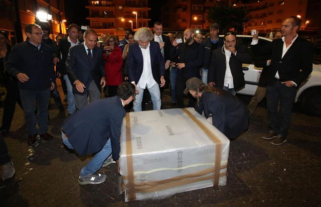 Show di Grillo: da Vespa con il plastico del carcere