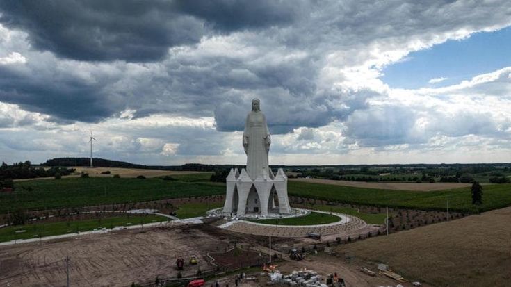 Polonia vara la statua mariana più alta d’Europa. Sponsor? Non il vescovo ma un magnate in Maybach