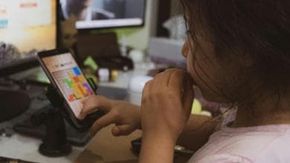 Divieto di social, incominciamo a non dare il cellulare ai bambini già a due anni