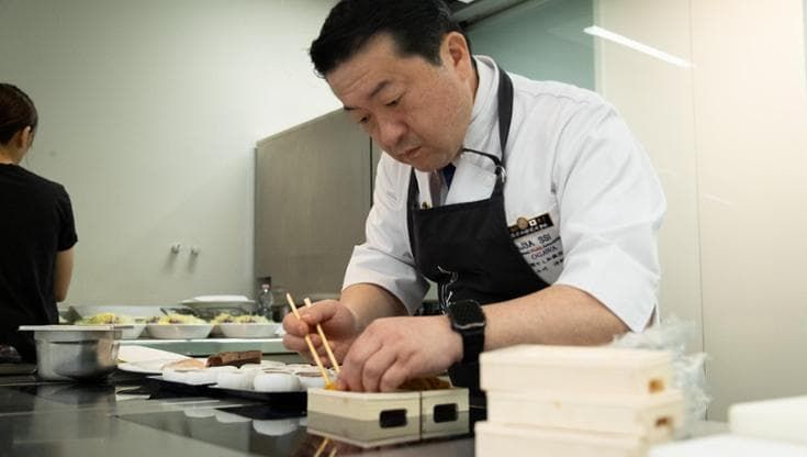 Il taglio come arte: il maestro Ogawa insegna il vero sushi agli chef italiani